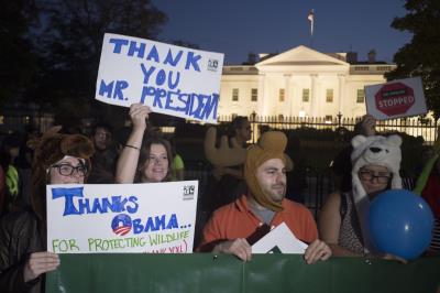 Manifestantes contra el proyecto Keystone XL con una `pancarta en la que da las gracias a Obama por oponerse al mismo. 