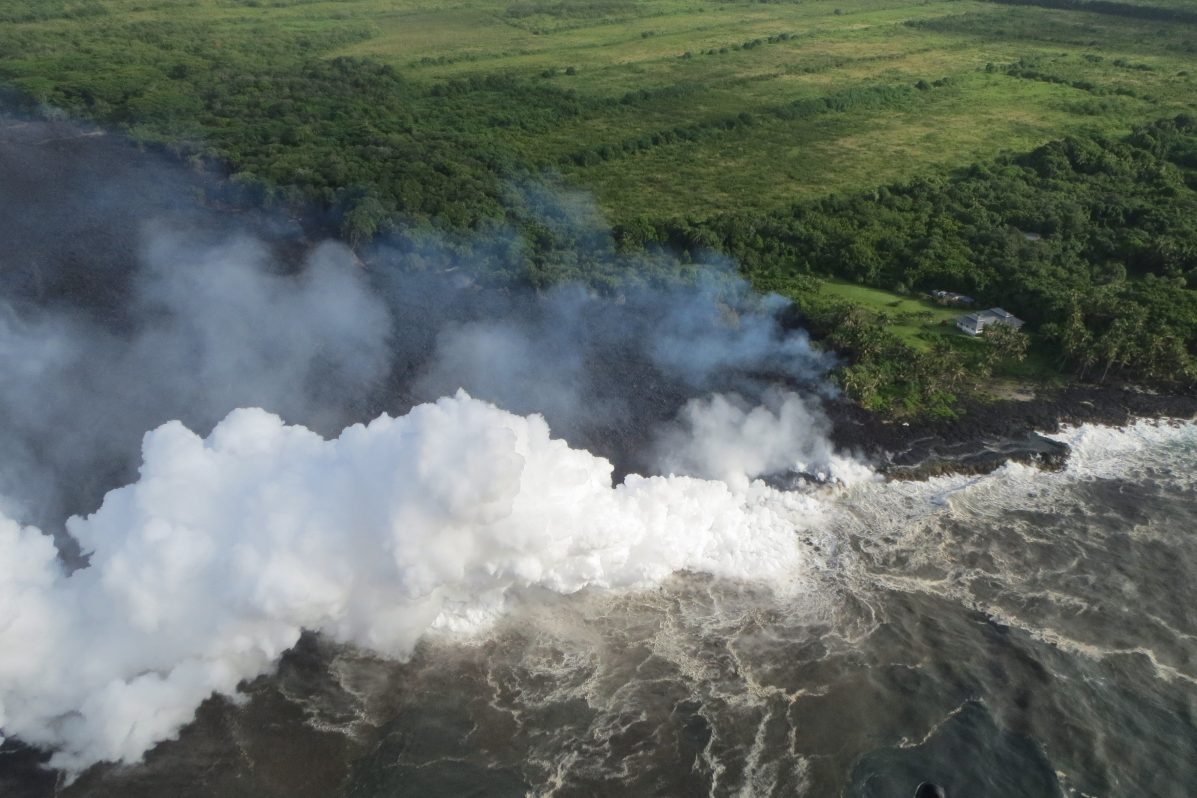 Vista aérea de la costa de Pahoa con la lava llegando al Pacífico.