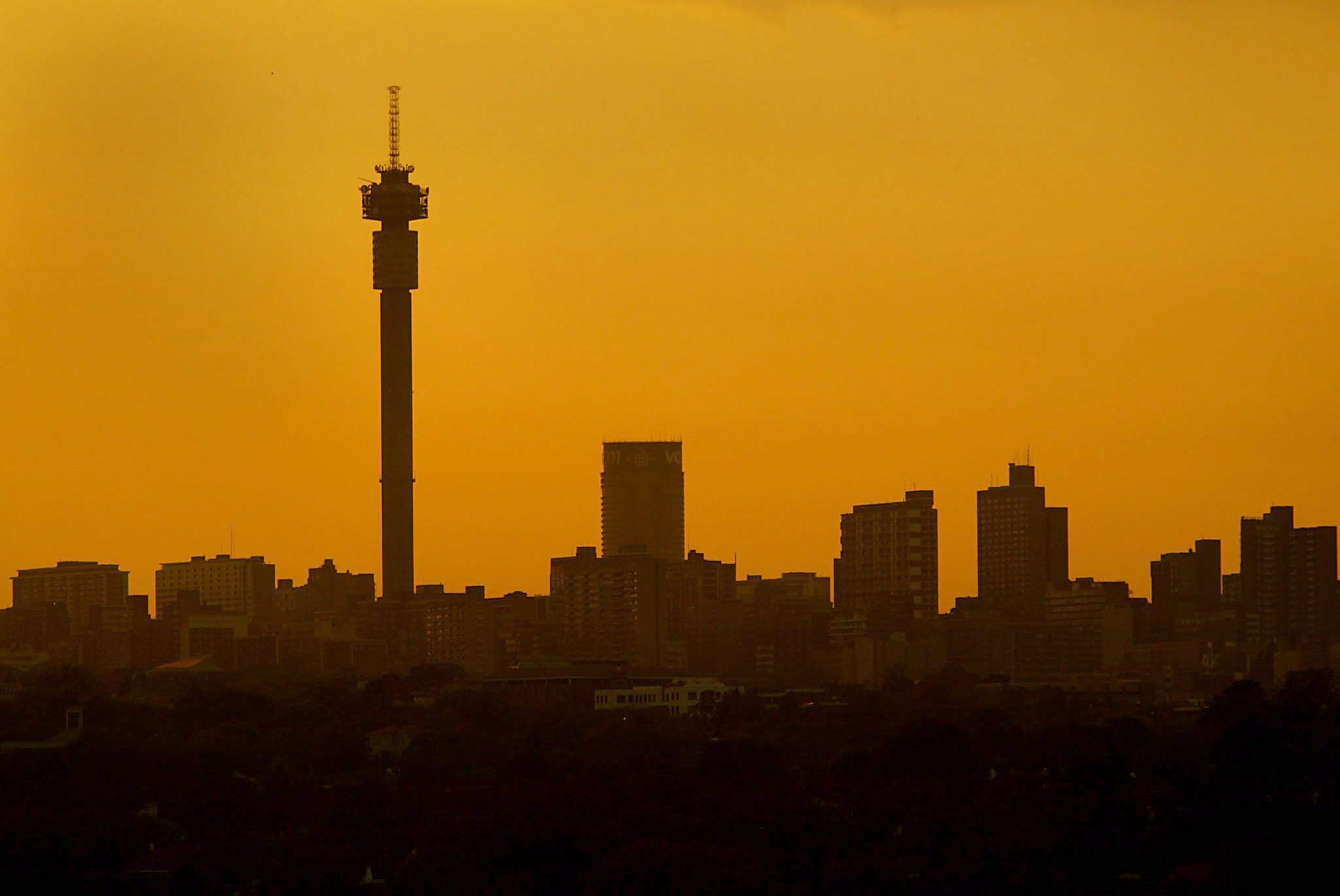 La línea de una ciudad se marca sobre el amanecer..