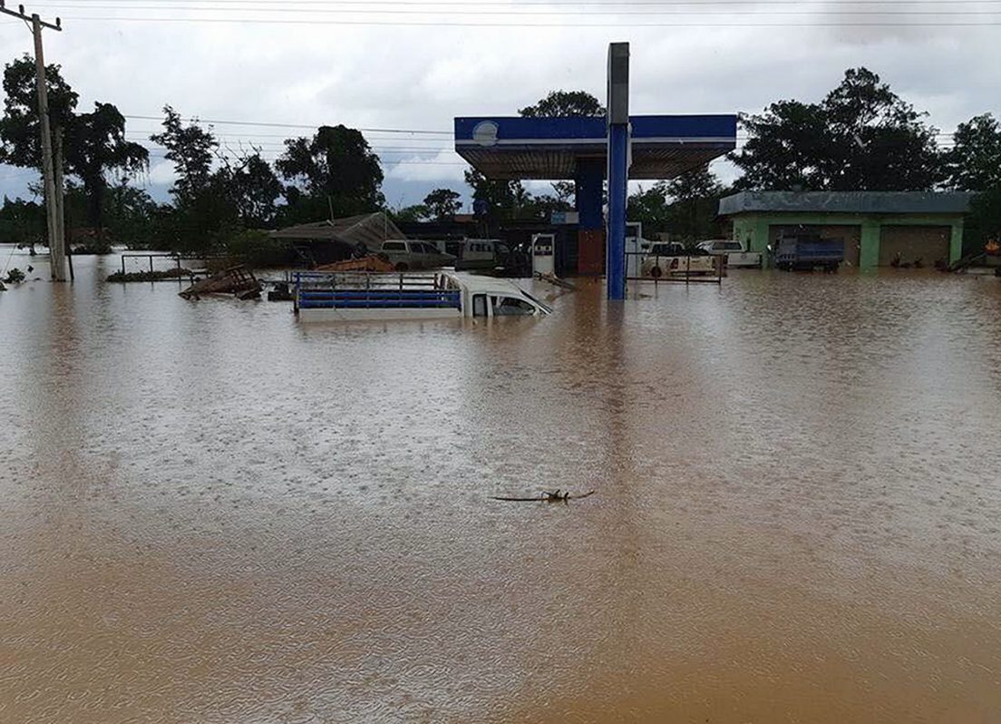 Fotografía cedida por ABC Laos News muestra una estación de gasolina inundada después del colapso de la represa Xe Pian Xe Nam Noy, cerca de la provincia de Attapeu (Laos) hoy, miércoles 25 de julio de 2018. Más de 20 personas murieron y cientos desaparecieron después del derrumbe de la presa hidroeléctrica Xe Pian Xe Nam Noy, que causó fuertes inundaciones en varias aldeas y dejó a cientos de familias sumergidas en el agua. EFE/ABC LAOS NEWS