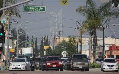 Interseccion del bulevar Atlantic y la avenida Slauson en Maywood, California, donde se puede ver la polución provocada por las industrias de la zona