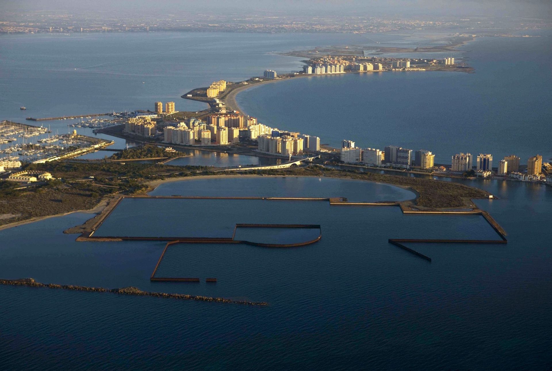 Fotografía facilitada por Greenpeace, tomada el 17/04/05, del Puerto Maestre en La Manga del Mar Menor, Murcia.