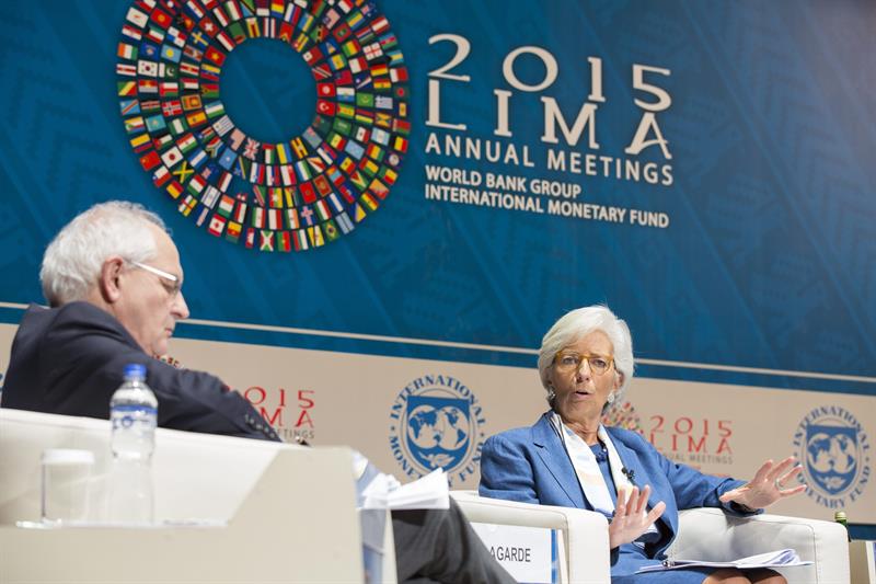 El moderador de la reunión, Martin Wolf, jefe de comentaristas económicos del Financial Times, y la directora del FMI, Christina Lagarde,  en la reunión anual  sobre Cambio Climático.  