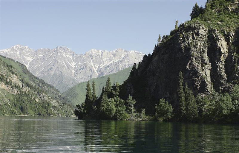 Lago Sary-Chelek en el parque nacional de Chatkal en el corredor Chang'an-Tian-shan en Kirguistán.