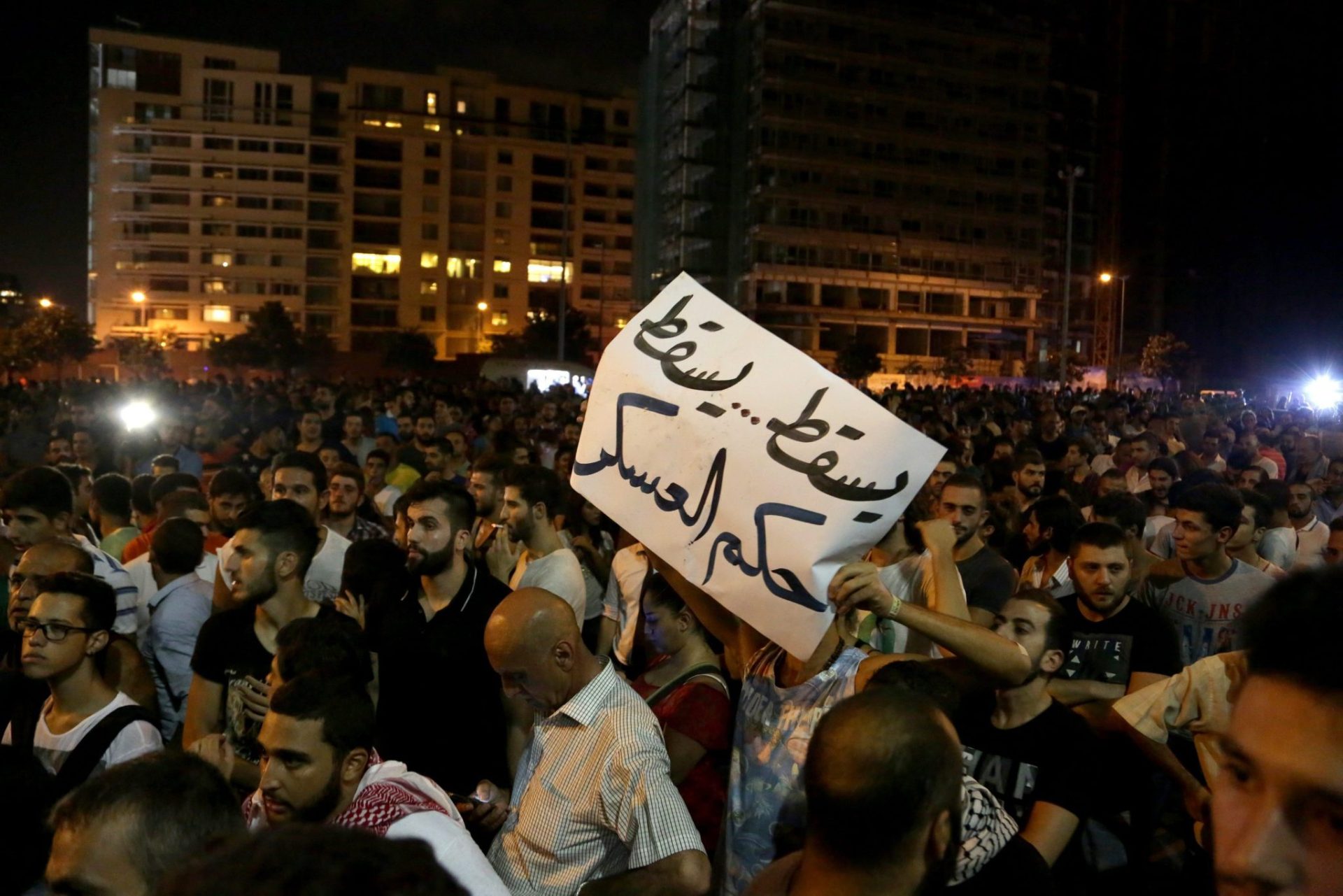 Protesta anoche por el conflicto de las basuras en Beirut.