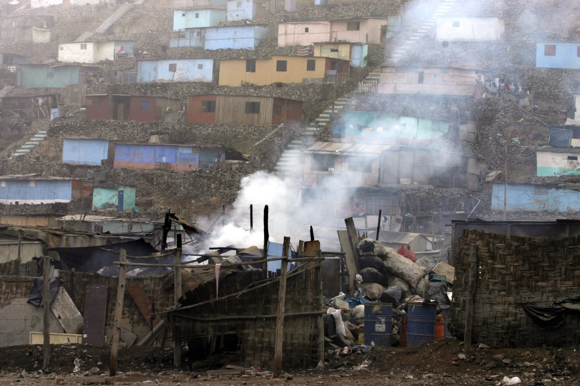 Foto de archivo de quema de basuras en un barrio de Lima. 