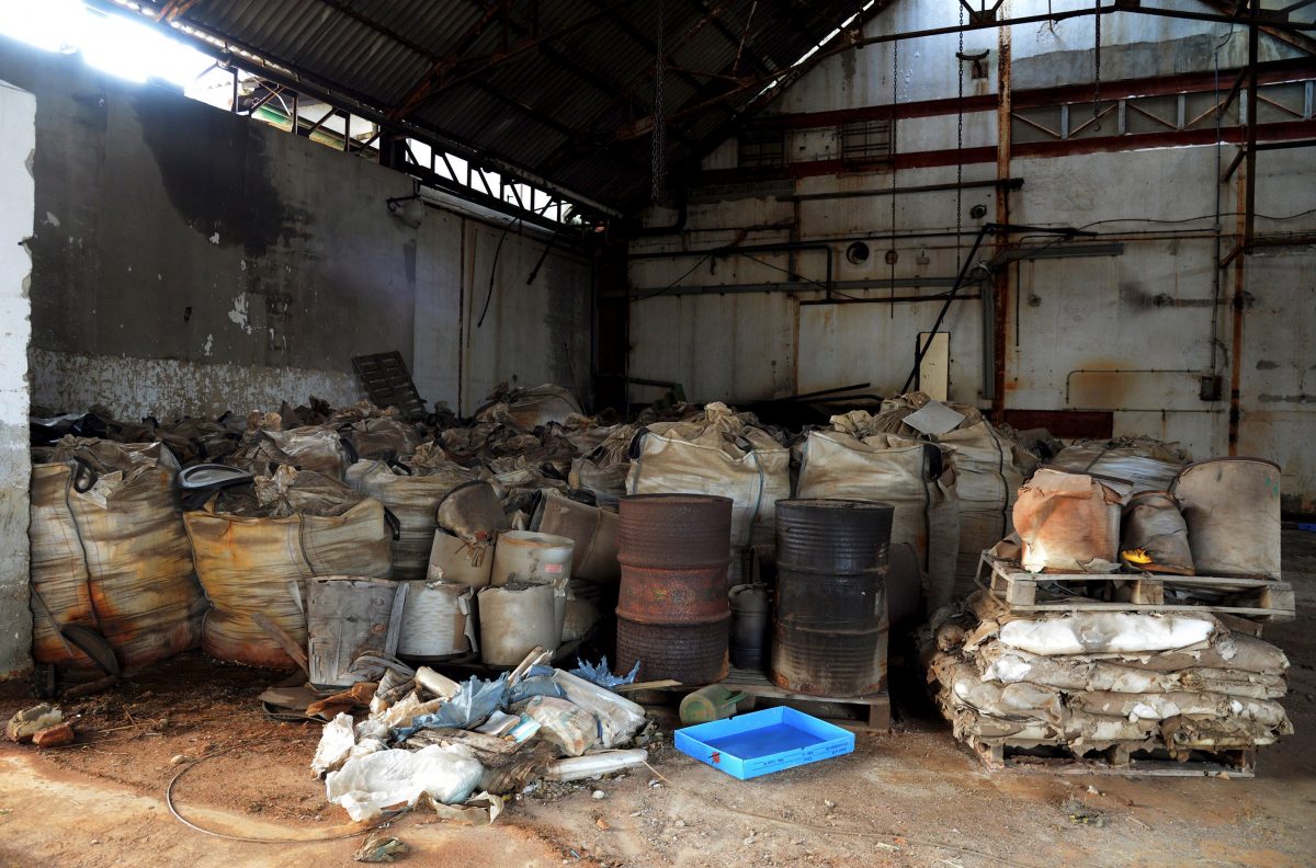 Residuos de lindano que quedan en una antigua fábrica de Huesca. EFE/ Javier Blasco