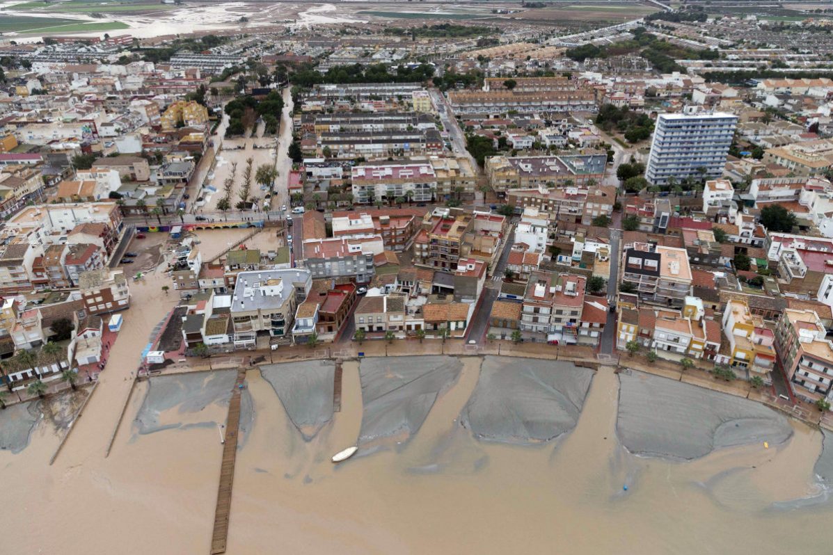 Vista desde un helicótero de la Unidad Militar de Emergencias, del casco urbano del municipio murciano de los Alcázares tras las inudaciones EFE/Marcial Guillén ***POOL***