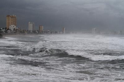 HURACANES PACÍFICO:MAZATLÁN (MÉXICO).- Foto de archivo de las olas altas que se están propiciando por el huracán Norbert en el puerto mexicano de Mazatlán.EFE/STR