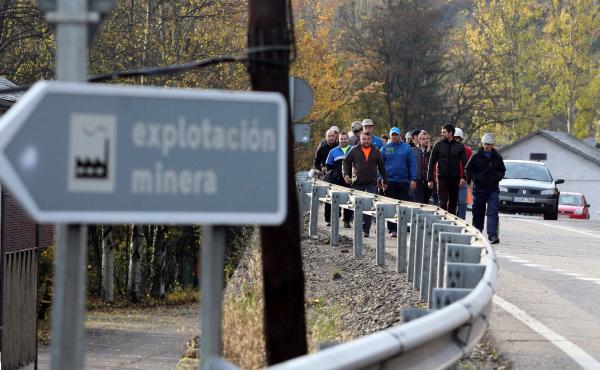 Primera etapa de la marcha minera que sale desde Toreno con destino Oviedo, de la plataforma Santa Bárbara con trabajadores de contratas, subcontratas y empresas auxiliares del sector del carbón. EFE/Ana F. Barredo