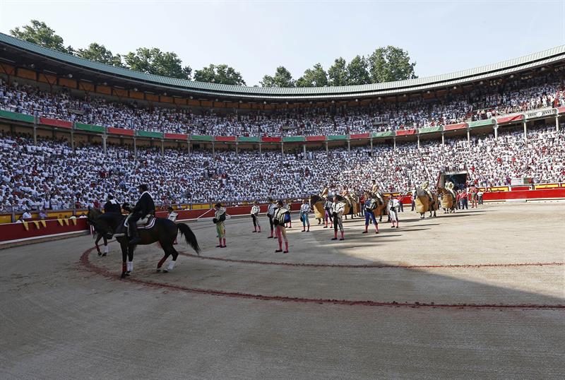 Minuto de silencio en la plaza de toros de Pamplona por el fallecimiento del torero Víctor Barrio.EFE/Jesús Diges