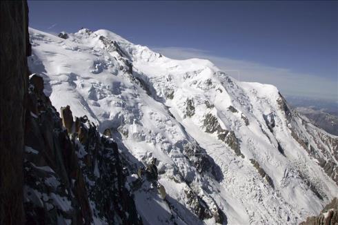 Foto de archivo tomada el 1 de junio de 2005 del llamado Monte Maldito (izq), y del principal pico del Mont Blanc en Chamonix (Francia). EFE