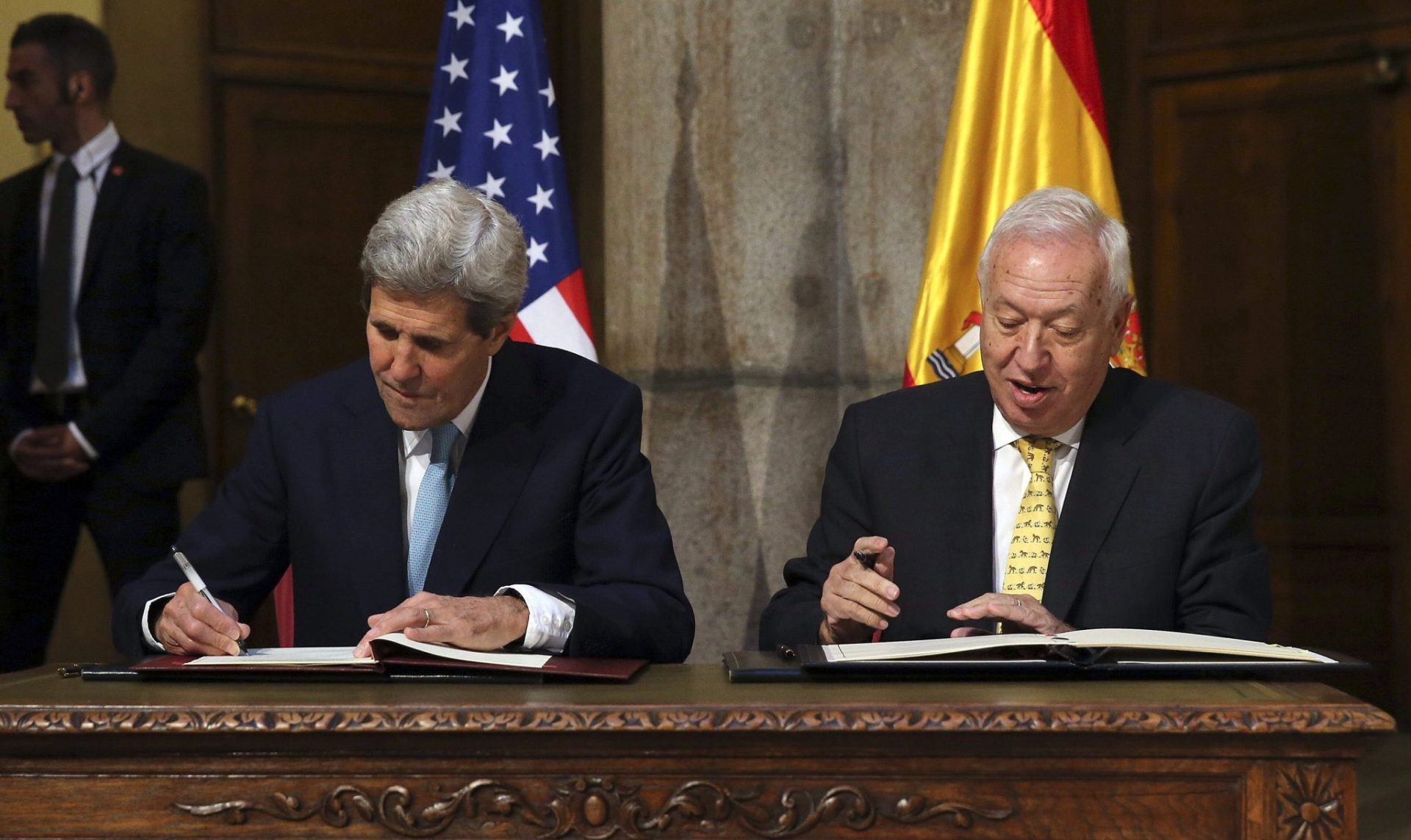 Kerry y García- Margallo firman la declaración para limpiar el suelo de Palomares.