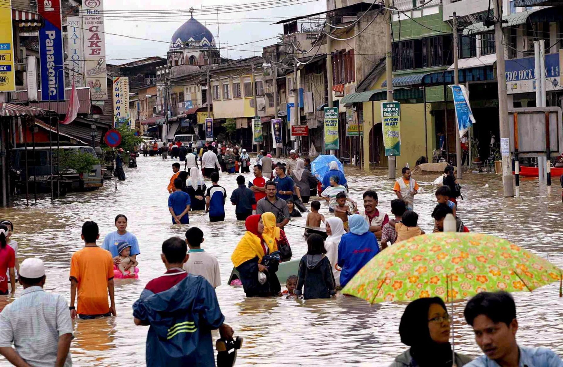 Una calle inundada de Kelantan (Malasia) en una foto de archivo