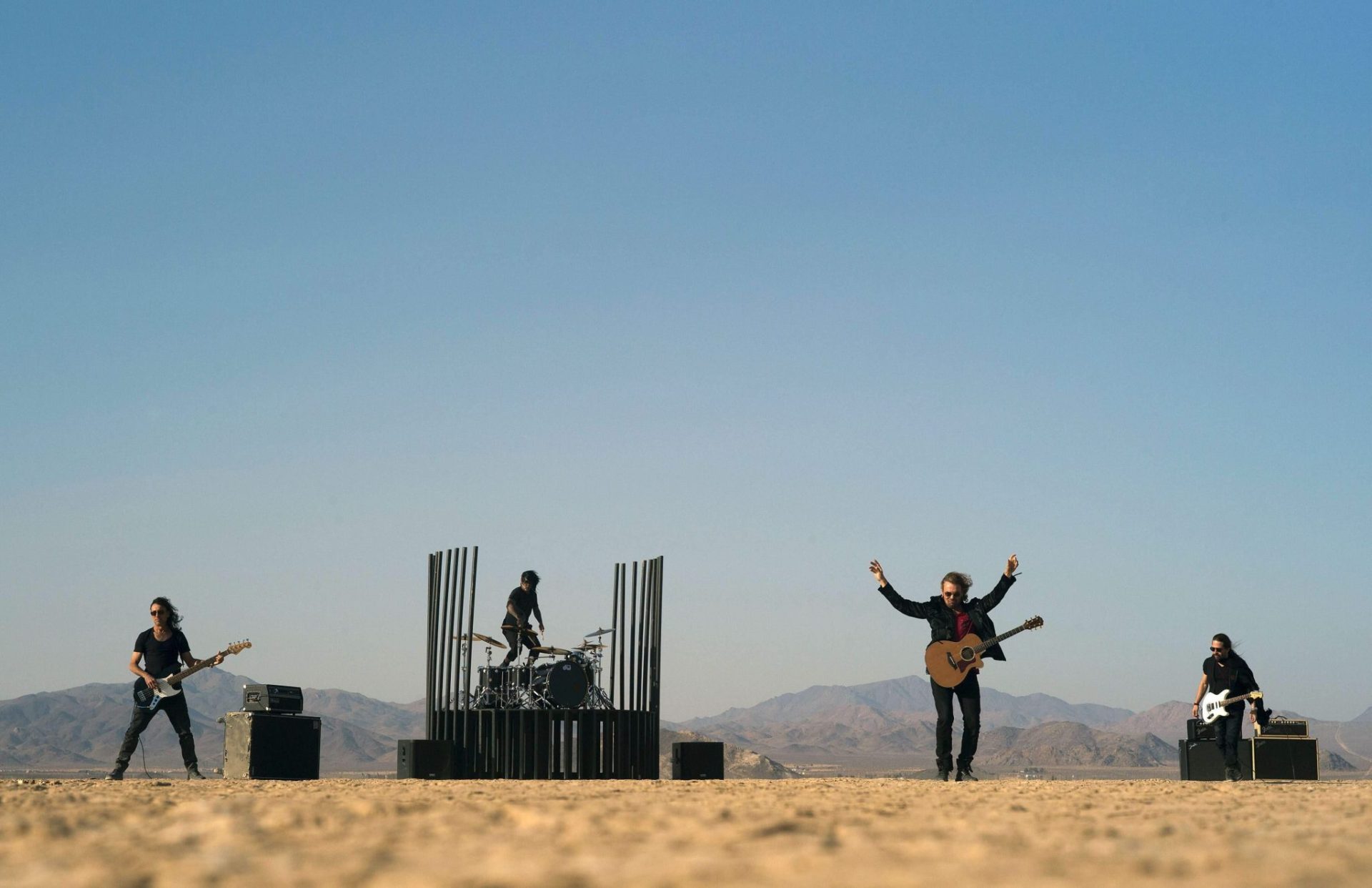 Maná graba un videoclip de su disco "Cama Incendiada", en el desierto de Mojave (EEUU).