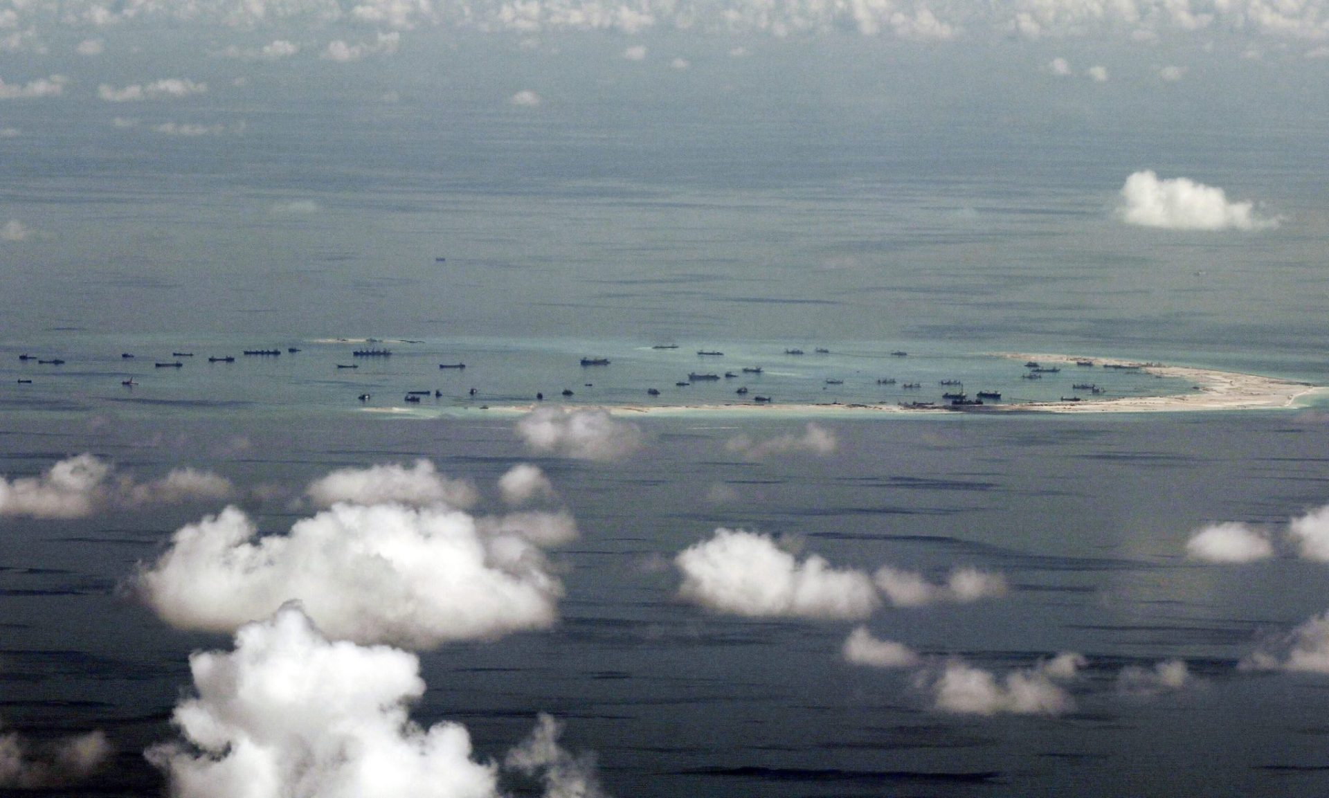 Vista aérea que muestra el arrecife en disputa en el mar de China.