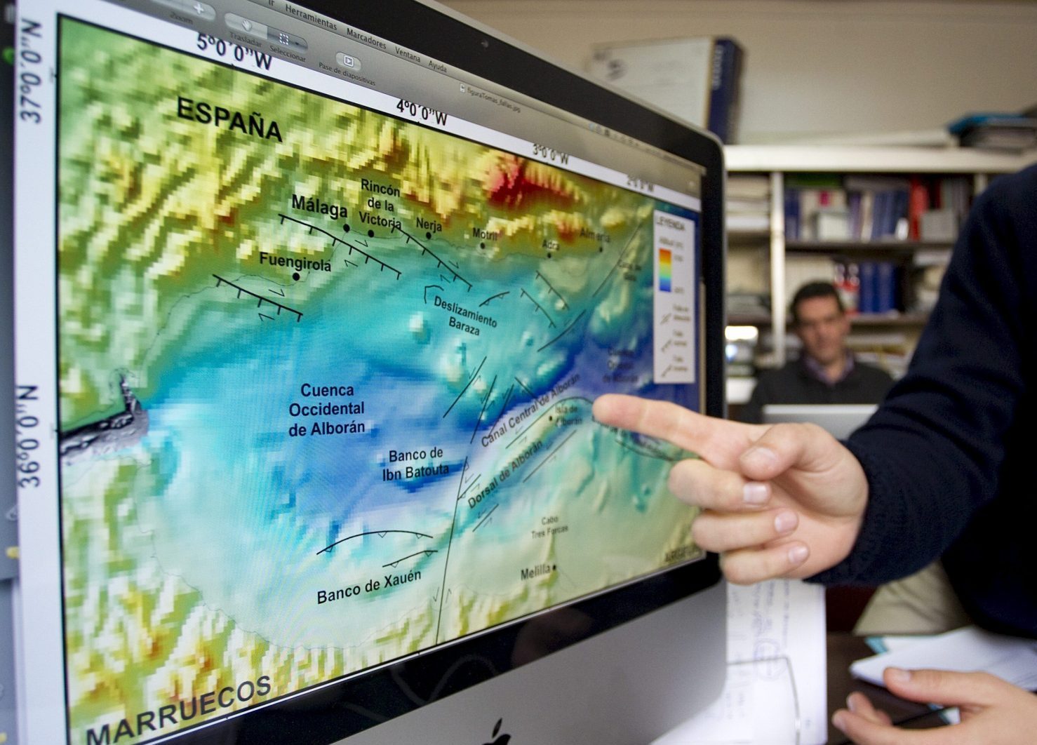 Un investigador de la Universidad de Málaga muestra un mapa del mar de Alborán.