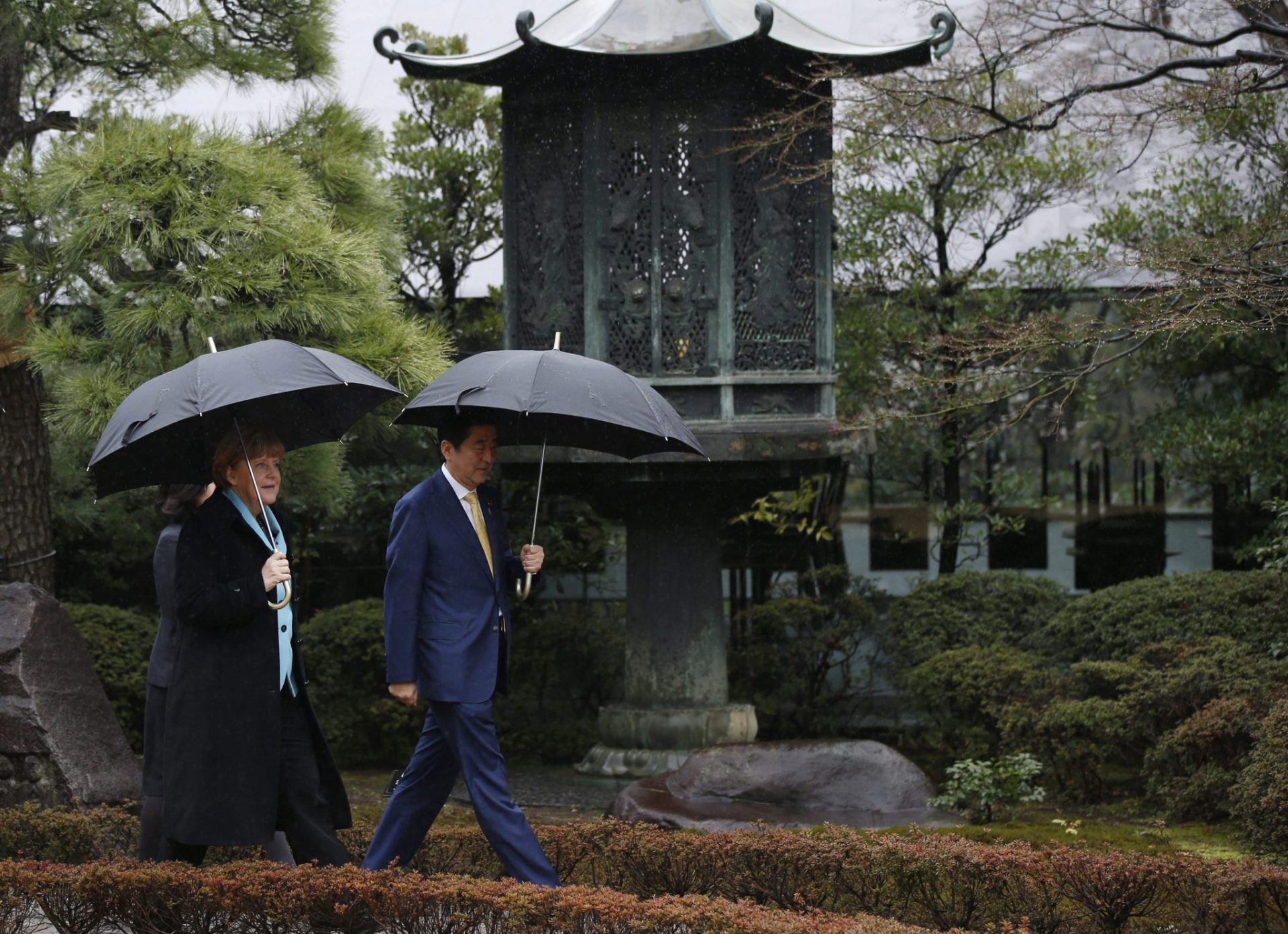 Shinzo Abe y Angela Merkel en el museo Nezu en Tokio.