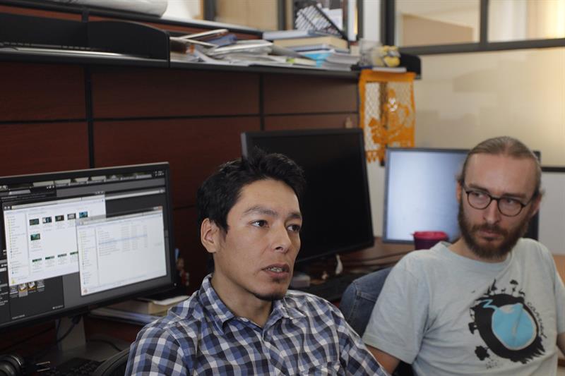 Genhis de la Borbolla (i) y Florian Hruby (d) explican a Efe los detalles de la aplicación de realidad virtual.