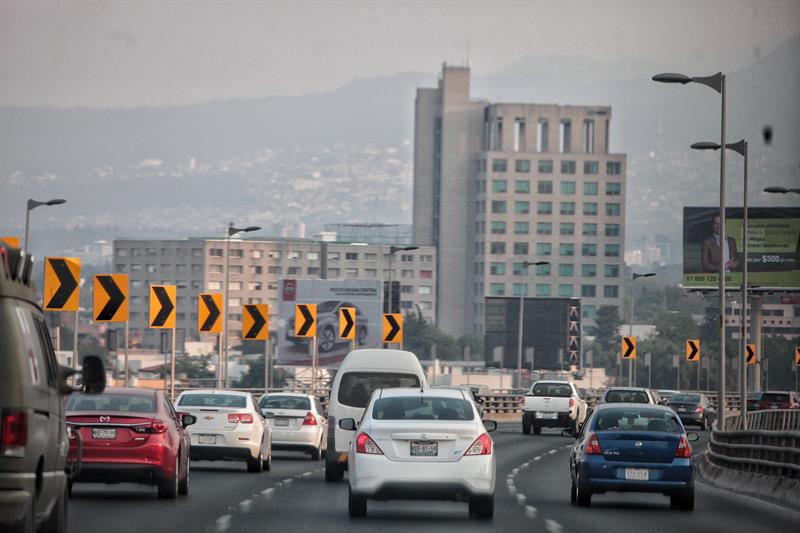 Sólo pueden circular algunos vehículos en Ciudad de México, según la terminación de las matrículas, para controlar la contaminación. 