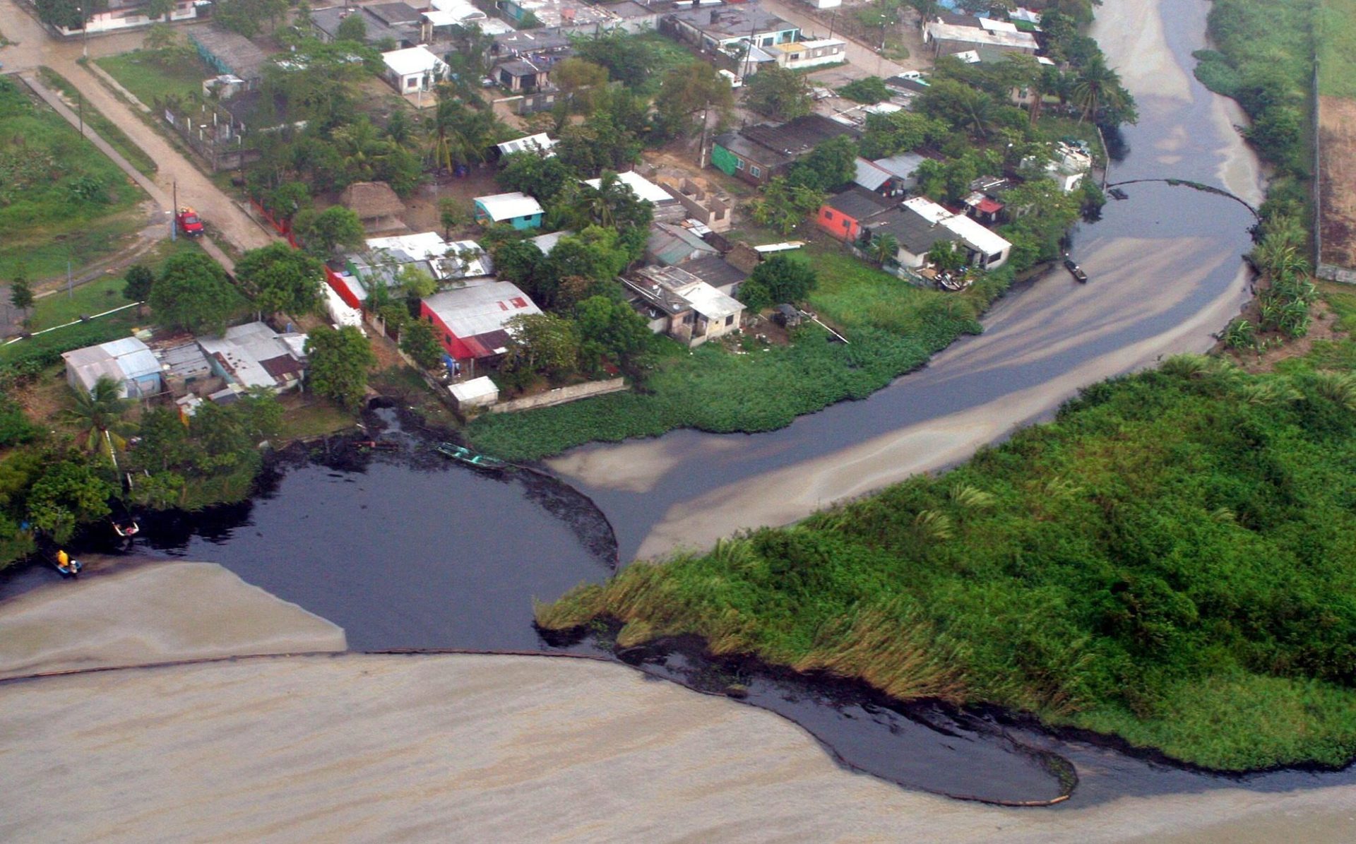 Vertido en el río Coatzacoalcos, en una foto de archivo.