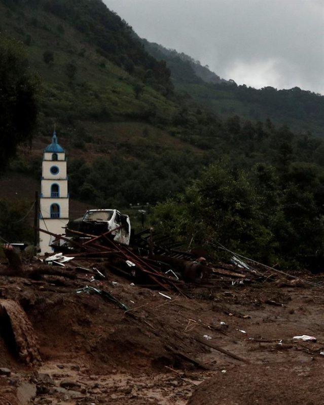 Las intensas lluvias de Earl han provocado deslaves de tierras en el estado de Puebla, donde han fallecido 28 personas en una zona serrana y de difícil acceso.