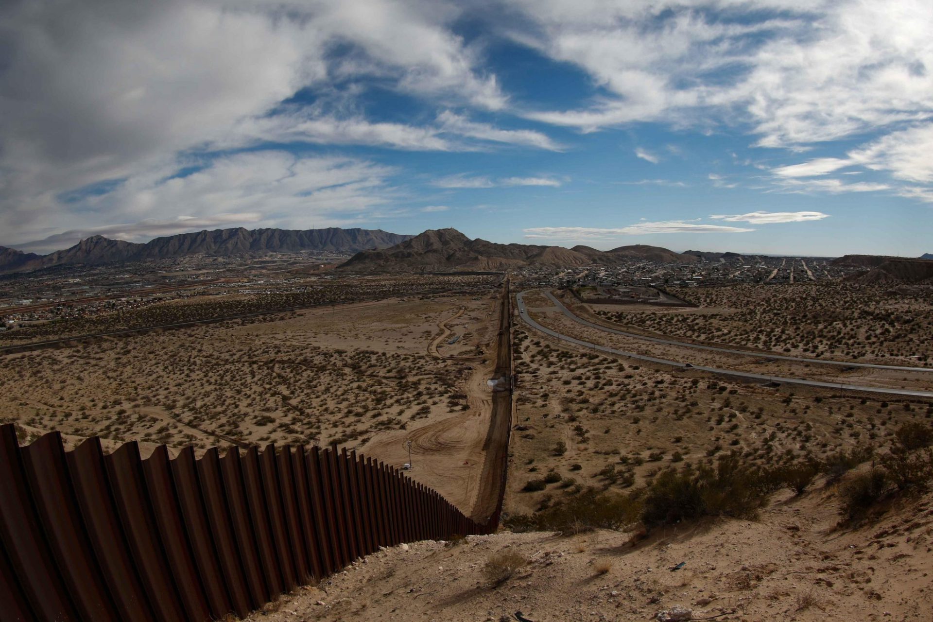 Grupo medioambiental demanda a Trump por el muro con México.