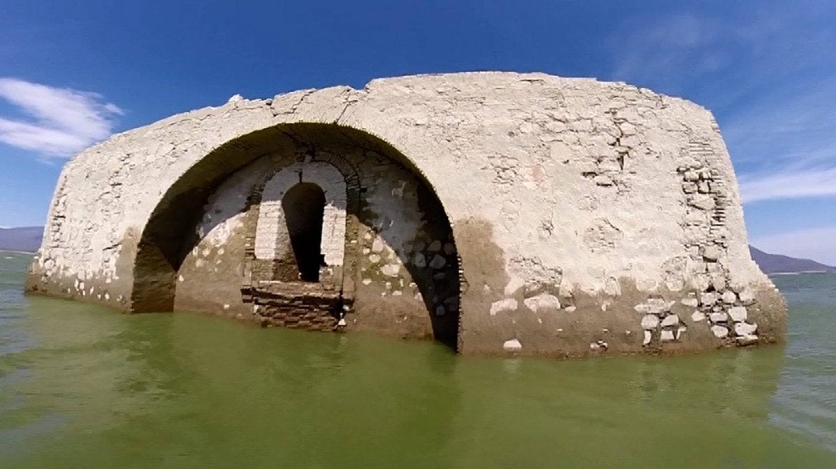 La sequía deja a la vista un templo dominico del siglo XVI en la presa Benito Juárez.