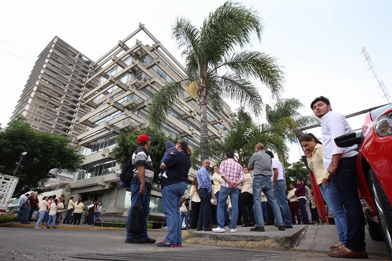 Miles de personas evacuan edificios luego del sismo de 4.9 grados registrado en Zapopán, México.