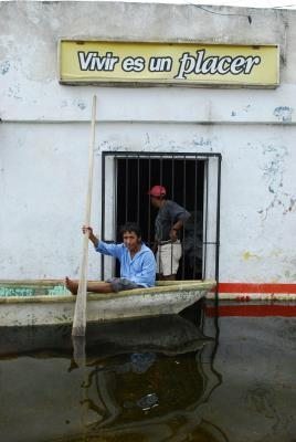 Un hombre en una barca en una anegada calle de Centla (México).  