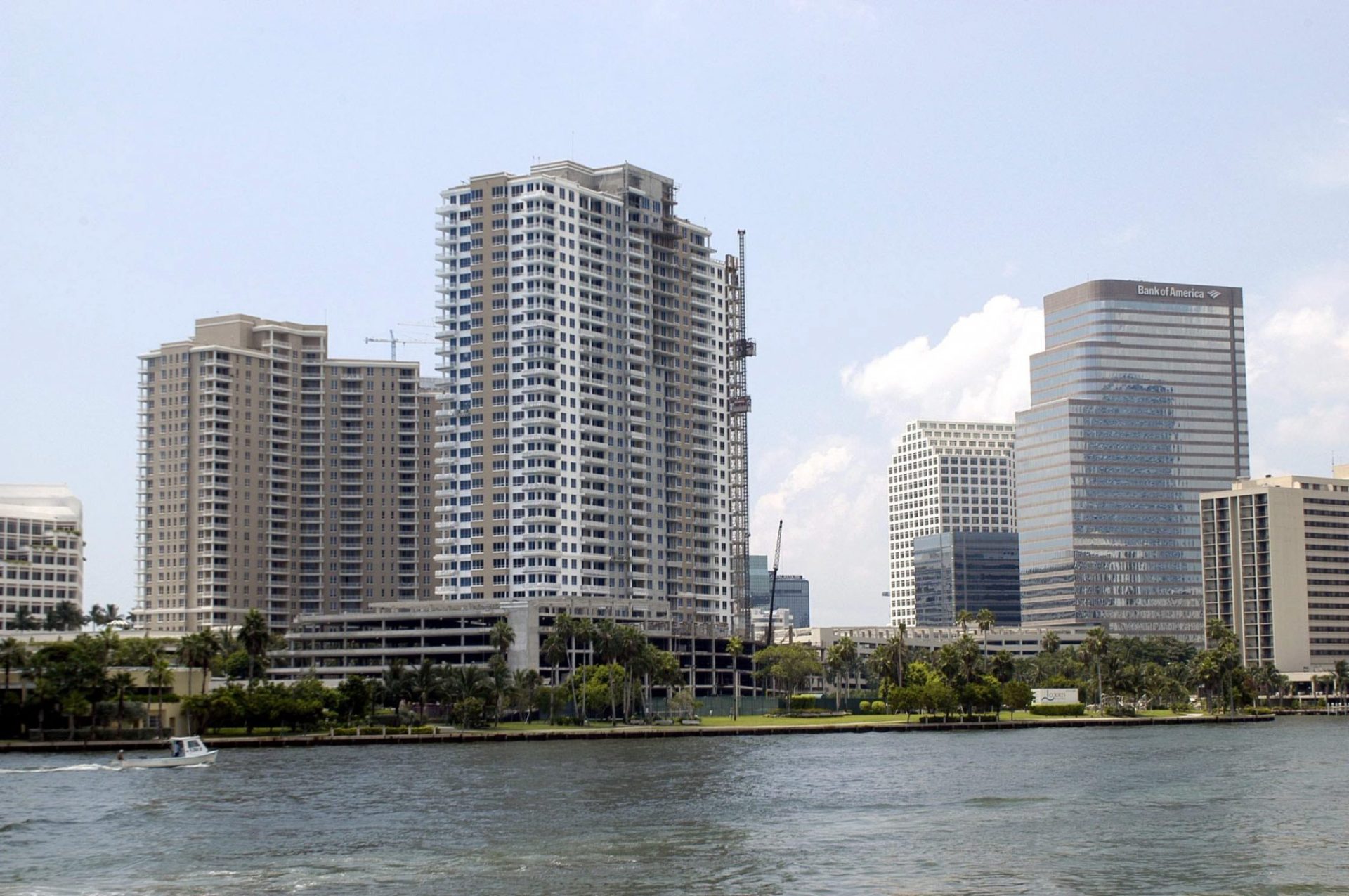 Vista del centro financiero de la ciudad de Miami desde la cubierta de un barco