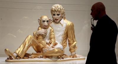 La obra "Michael Jackson y Bubbles" del norteamericano Jeff Koons en una exposición en el Museo Guggenheim de Bilbao en 2015.