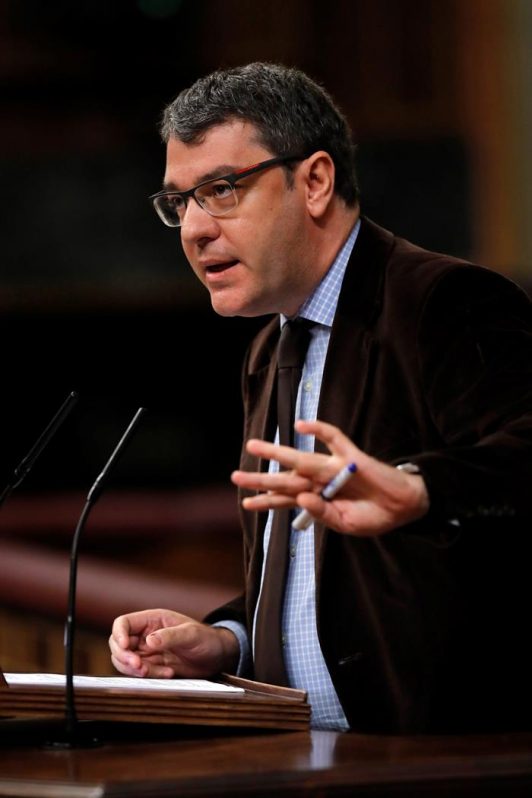 El Gobierno defiende el mantenimiento de la generación con carbón y con nuclear, ha dicho Nadal en el Congreso.