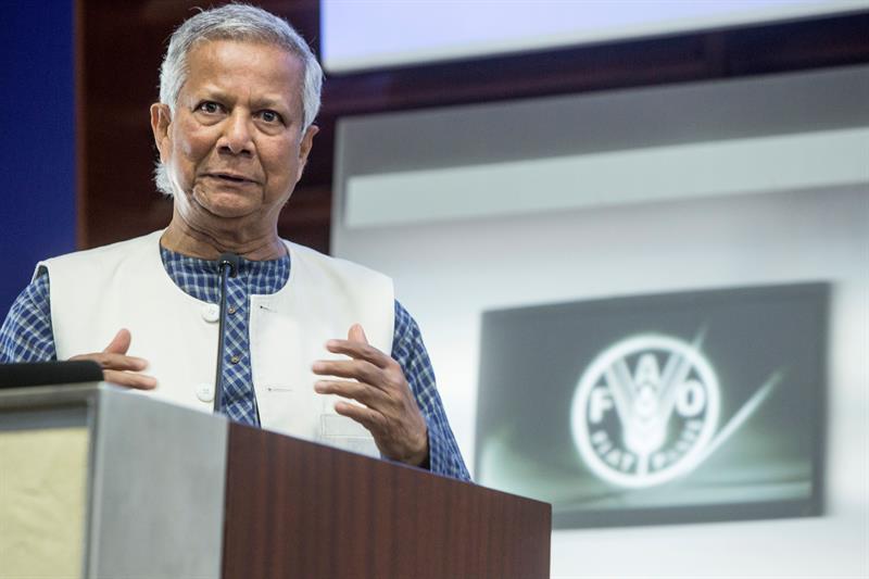 El bangladesí Yunus, Nobel de 2006 por sus métodos para ayudar a los pobres con microcréditos, considera "una vergüenza" que la humanidad no haya sido capaz de acabar aún con el hambre. 