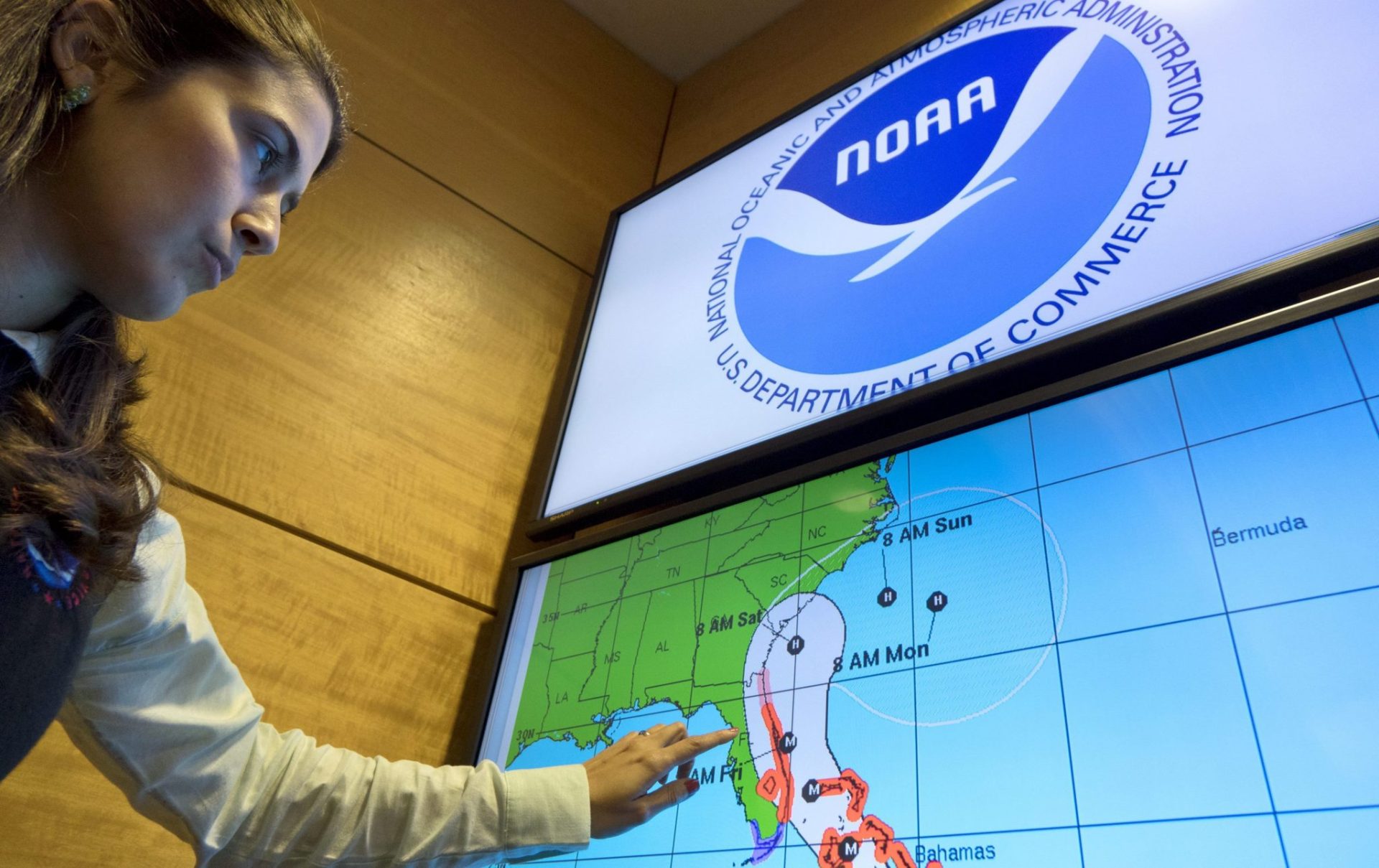 Una meteorológa del Centro Nacional de Huracanes de EEUU muestra el previsible paso del huracán Matthew por Miami.
