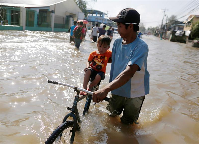 Calle inundada en Nabua, Filipinas, donde el tifón ha destruido gran parte del centro del archipiélago. EFE/Francis R. Malasig