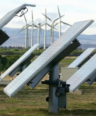 Vista parcial de una planta solar y eólica en Tudela (Navarra).