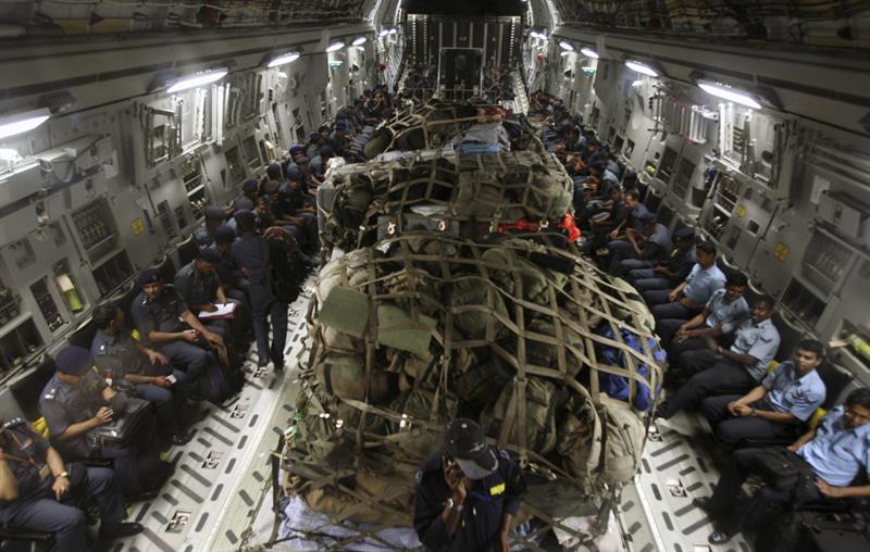 Interior de un avión en el que se los evacuados viajan junto a la carga, con destino a Nueva Delhi.