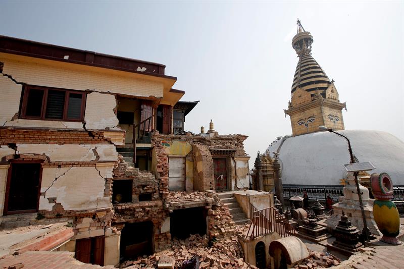 Estado en el que continúa el templo  Swayambhunath,  Patrimonio de la Humanidad, un año después del terremoto que acabó con la vida de 9.000 personas y destruyó casi un millón de viviendas en Katmandú (Nepal). 