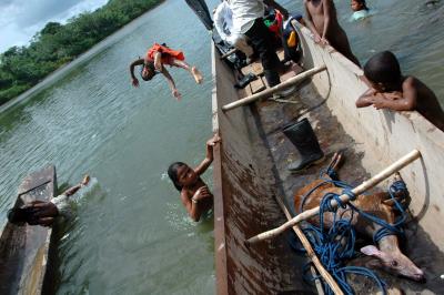 La abogada y diplomática tanzana señala que "cobra relevancia brindarles formas de vida alternativas, porque no podemos solo decirles a nuestras comunidades locales: 'No corten los árboles', sin darles una alternativa".