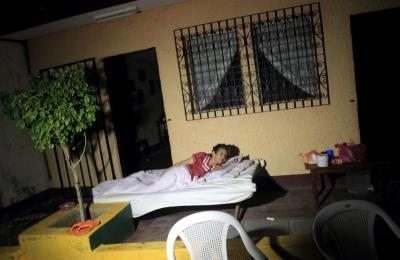 Tras los últimos terremotos registrados en Nicaragua, el miedo obliga a esta señora a dormir fuera de casa.