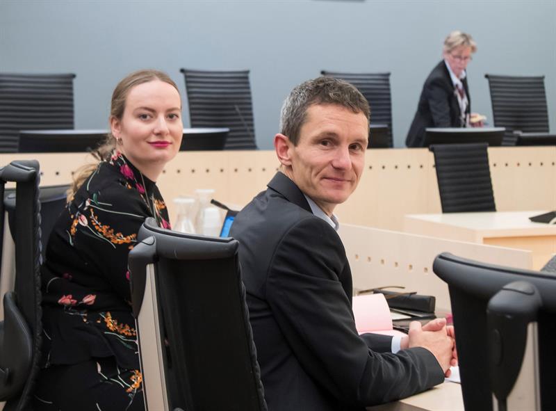 Los líderes ecologistas, Ingrid Skjoldvaer (i), y Truls Gulowsen (d), en el inicio del juicio contra el Gobierno noruego.