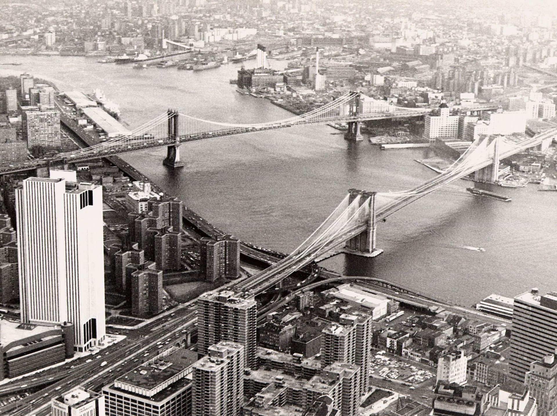 Nueva York en 1979.- El río Hudson y los puentes de Manhattan (i) y Brooklyn, que unen ambos distritos.