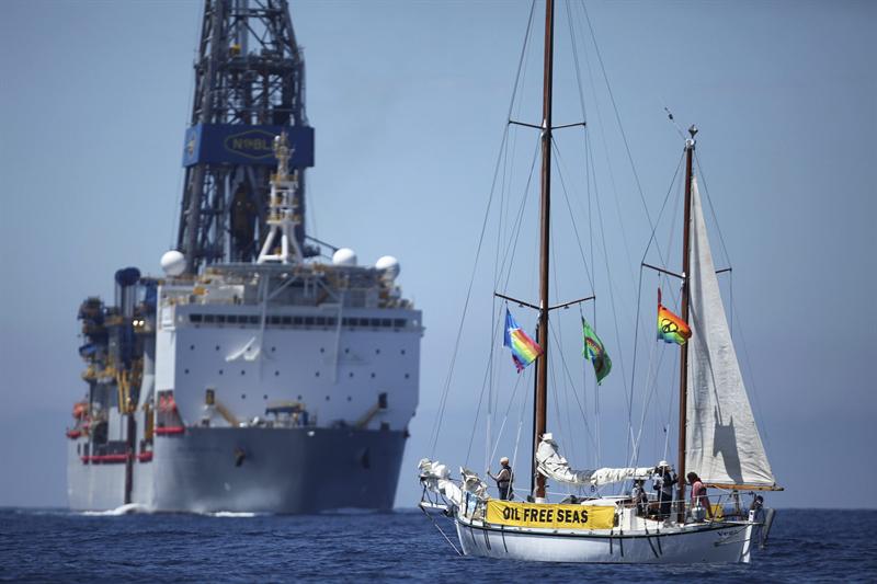 Foto cedida por Greenpeace el 19 de noviembre 2013, que muestra al yate Vega (R) de esa organización frente al barco Noble Bob Douglas de la petrolera Anadarko, que comienza prospecciones petrolíferas en aguas de la costa de Nueva Zelanda.