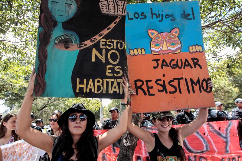 Activistas del Foro paralelo a la Cumbre Habitat III piden "ciudades dignas y seguras para ellas y ellos", en Quito. 