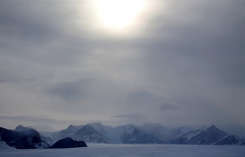 GLACIAR UNIÓN (ANTÁRTIDA), 28/12/2015.- Fotografía de archivo fechada el 22 de noviembre de 2015, en el campamento Glaciar Unión (Antártida). El agujero en la capa de ozono en la Antártida alcanzó un tamaño récord en diciembre, al registrar 10 millones de kilómetros cuadrados, más del doble del promedio para estas mismas fechas, según mediciones presentadas hoy, lunes 28 de diciembre de 2015, por investigadores de la Universidad de Santiago (Usach) de Chile. EFE/Felipe Trueba