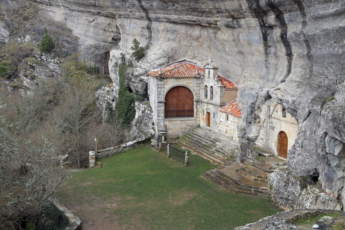 Vista de la entrada de la ermita de San Bernabé y San Tirso y de las Cuevas de Ojo Guareña (Burgos). EFE/J.J. Guillén