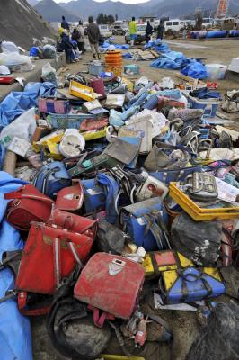 Mochilas rescatadas del colegio de Okawa. Los habitantes de la localidad se debaten ahora entre mantenerlo como recuerdo o derribarlo.