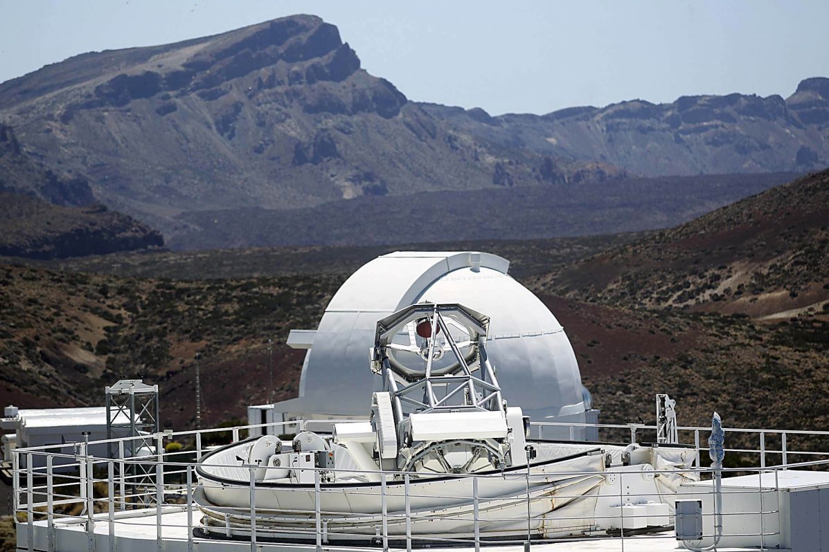La Orotova con el telescopio solar en primer plano. EFE/Cristóbal García