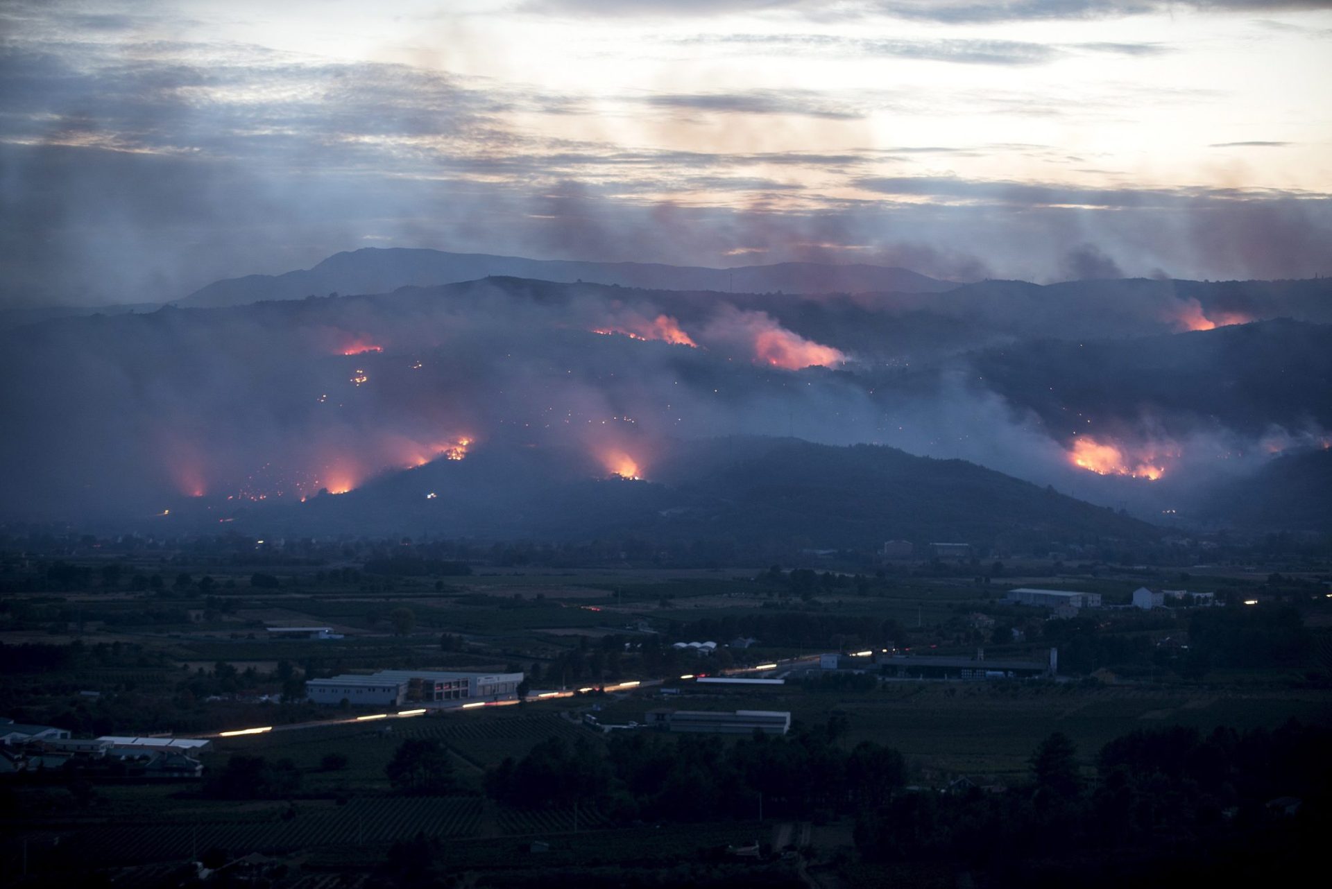 Tres incendios activos en Ourense ya queman 600 hectáreas.